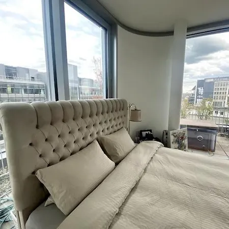 Penthouse Mit Blick Auf Skyline *